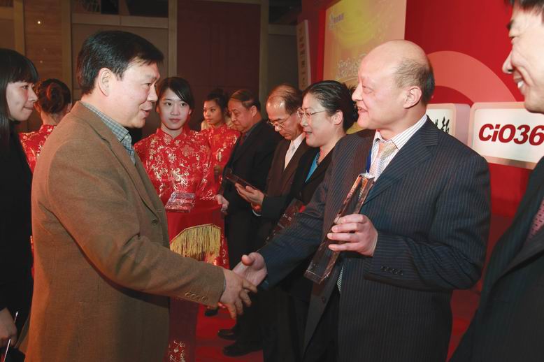 江蘇省委書記、時任工業(yè)和信息化部副部長婁勤儉為俊知頒獎
