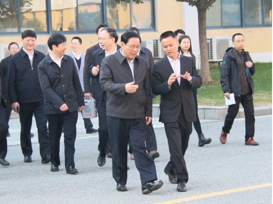 時任江蘇省委書記李強(qiáng)與錢總親切交談
